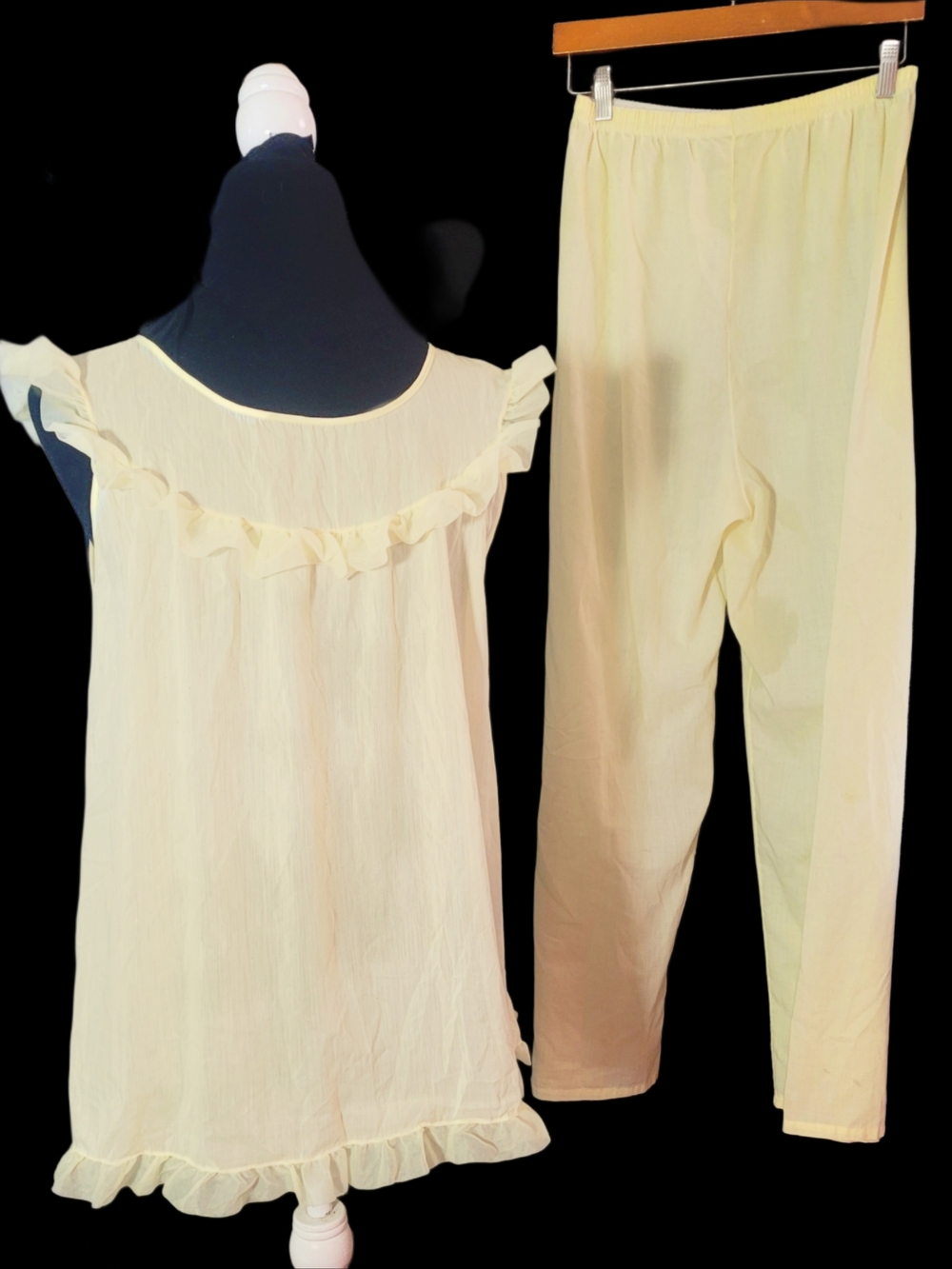 Vintage 1950s Two-Piece Pajama Set in Pale Yellow - Picture 4 of 5